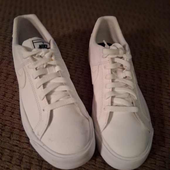 Nike White Athletic Shoes 7.5 - Picture 2 of 6